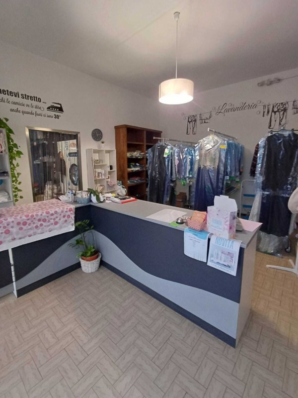 negozio in vendita a Varano de' Melegari