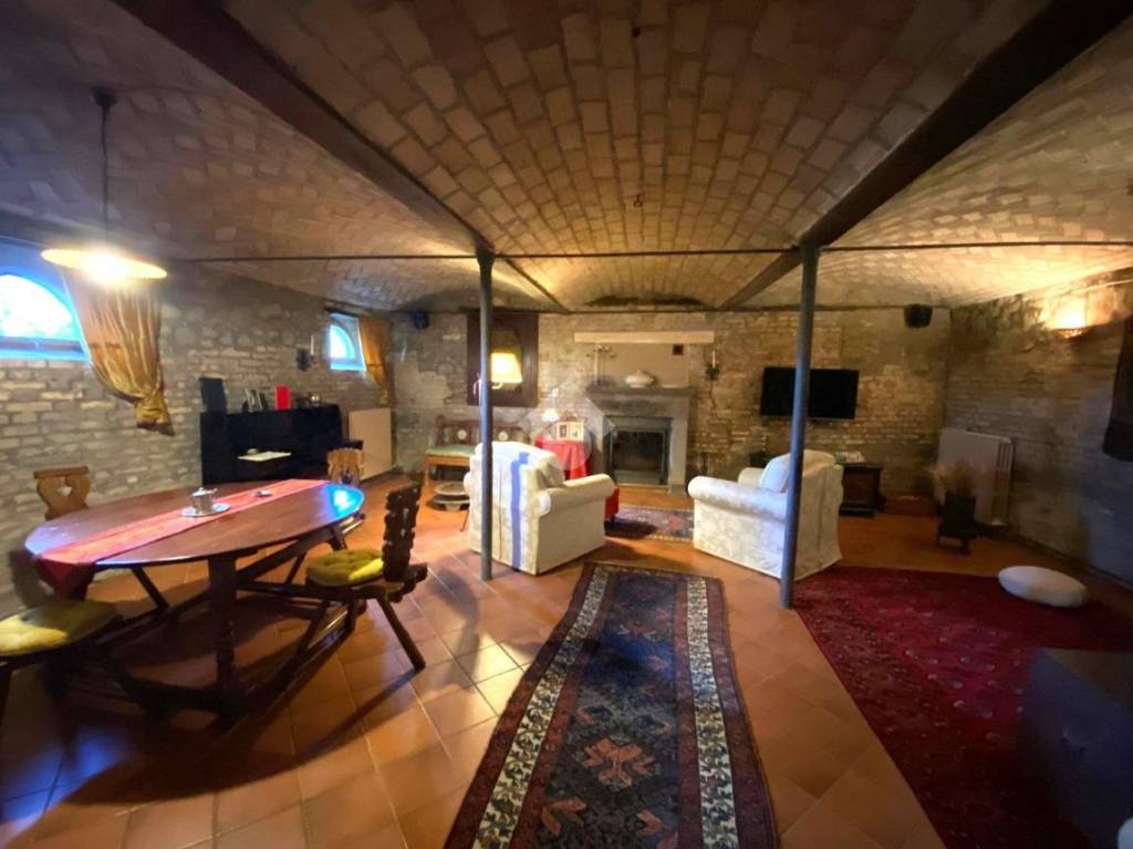 esavano in vendita a Varano de' Melegari