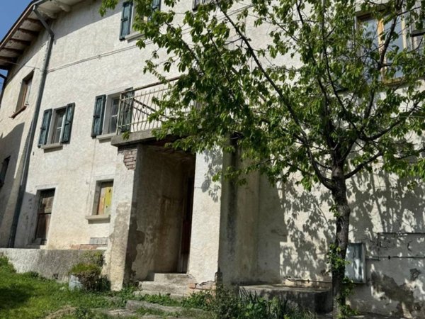 casa indipendente in vendita a Varano de' Melegari