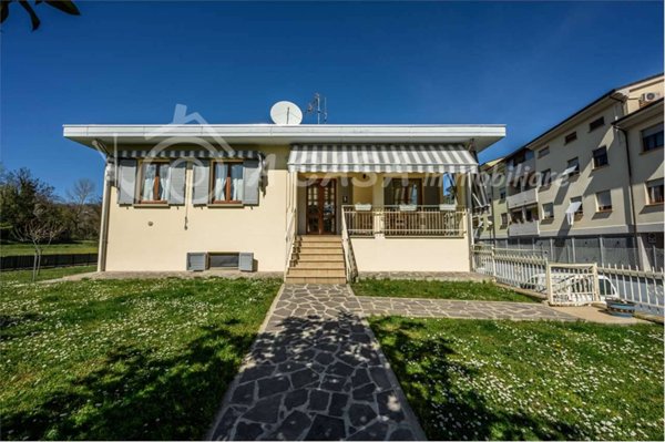 casa indipendente in vendita a Varano de' Melegari