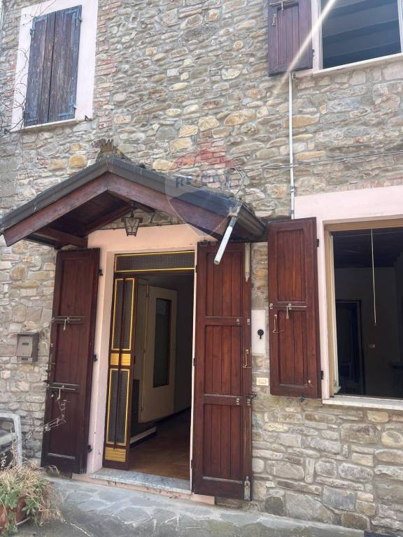 casa indipendente in vendita a Varano de' Melegari in zona Pecorini