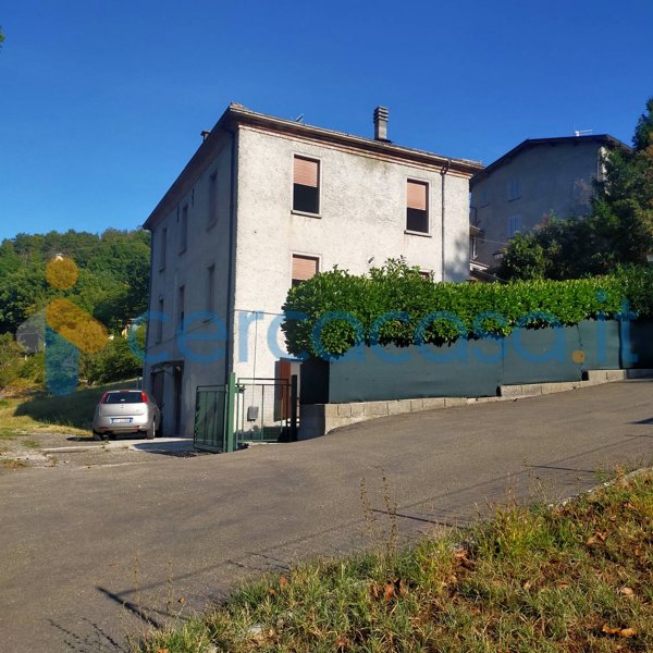 casa indipendente in vendita a Varano de' Melegari in zona Vianino