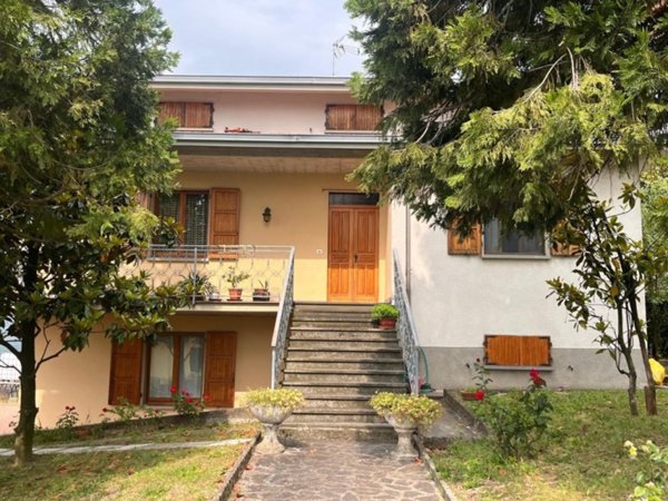 casa indipendente in vendita a Varano de' Melegari