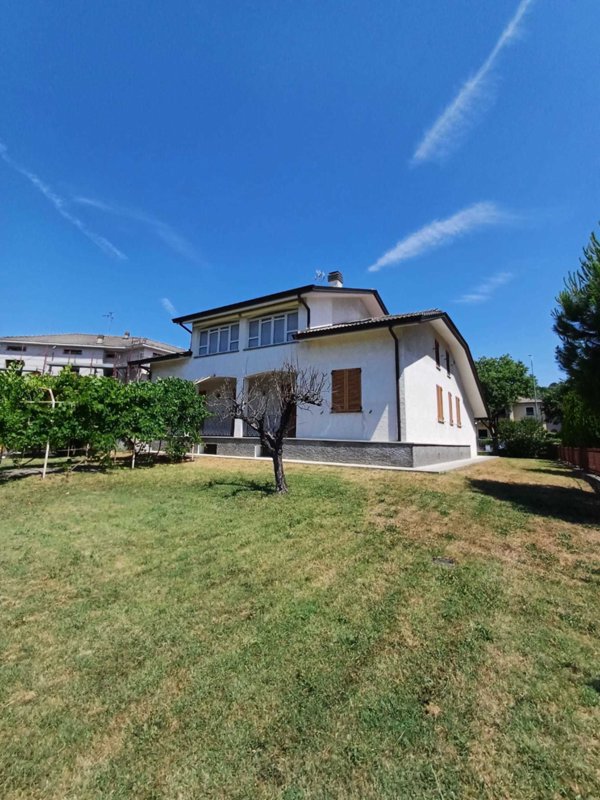 casa indipendente in vendita a Varano de' Melegari