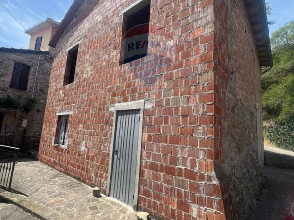 casa indipendente in vendita a Varano de' Melegari in zona Pecorini