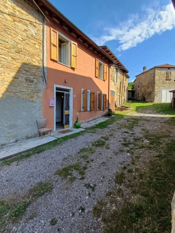 appartamento in vendita a Varano de' Melegari in zona Vianino