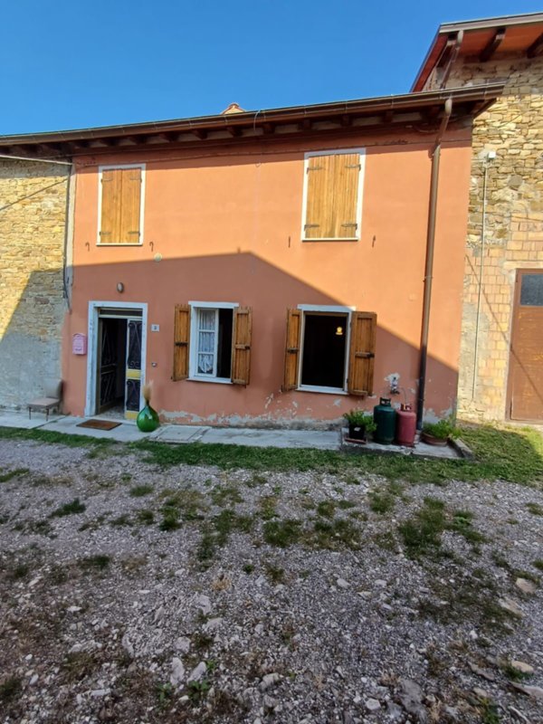 appartamento in vendita a Varano de' Melegari in zona Vianino