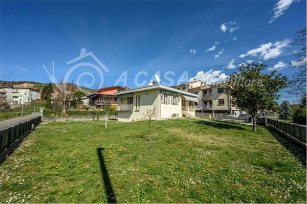 casa indipendente in vendita a Varano de' Melegari