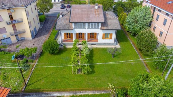 casa indipendente in vendita a Varano de' Melegari