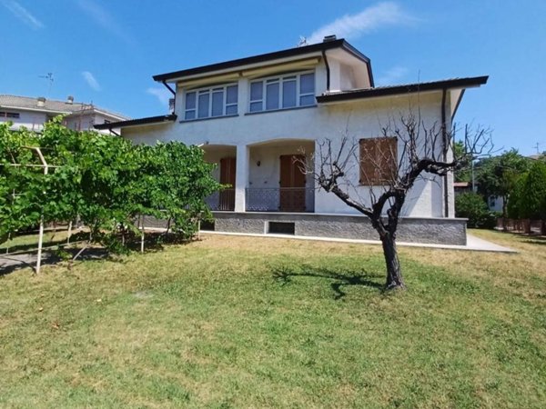 casa indipendente in vendita a Varano de' Melegari in zona Serravalle Ceno