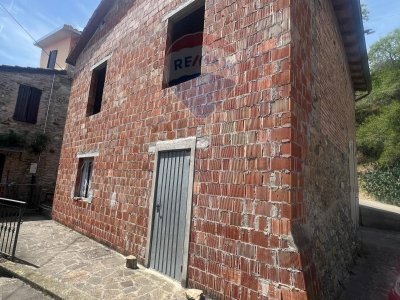 casa indipendente in vendita a Varano de' Melegari in zona Pecorini