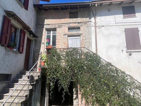 casa indipendente in vendita a Varano de' Melegari