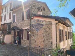 casa semindipendente in vendita a Varano de' Melegari in zona Pecorini