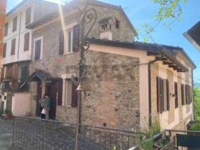 casa semindipendente in vendita a Varano de' Melegari in zona Pecorini
