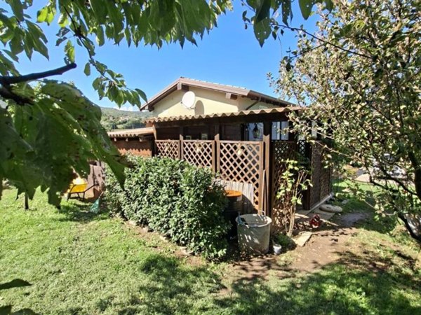 casa indipendente in vendita a Varano de' Melegari