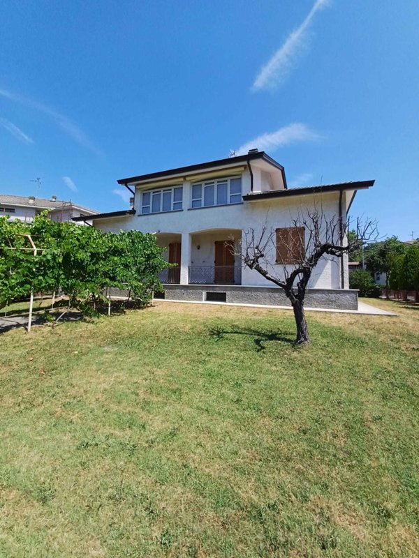 casa indipendente in vendita a Varano de' Melegari