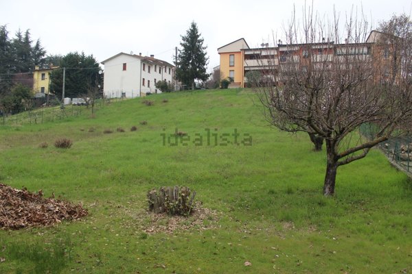 terreno edificabile in vendita a Varano de' Melegari