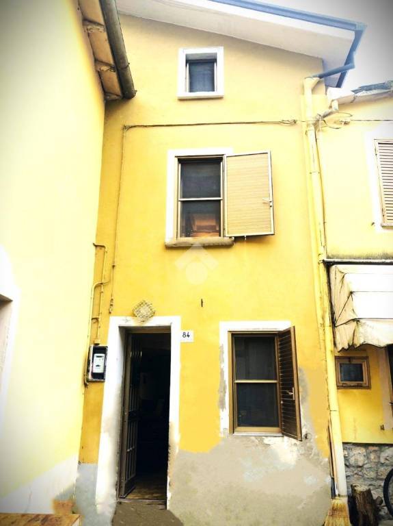 casa indipendente in vendita a Varano de' Melegari