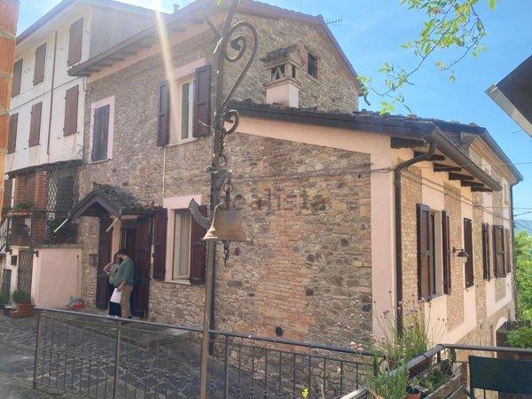 casa indipendente in vendita a Varano de' Melegari in zona Pecorini