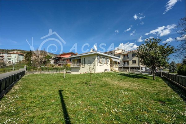 casa indipendente in vendita a Varano de' Melegari