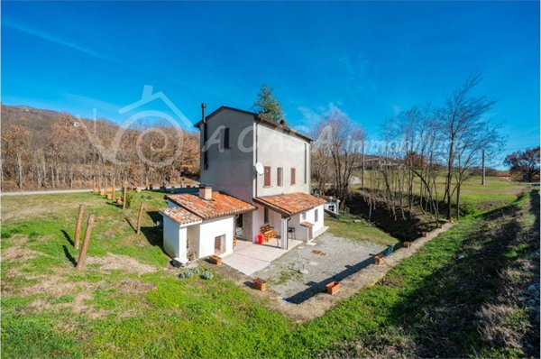 casa indipendente in vendita a Varano de' Melegari