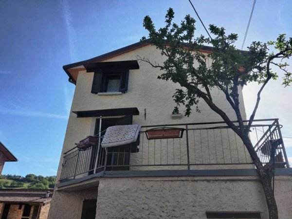 casa indipendente in vendita a Varano de' Melegari in zona Vianino