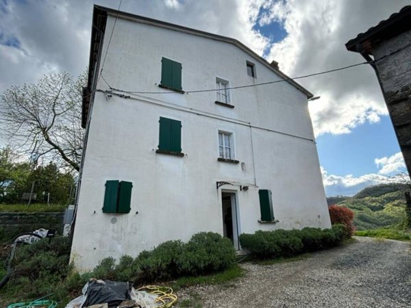 casa indipendente in vendita a Varano de' Melegari in zona Serravalle Ceno