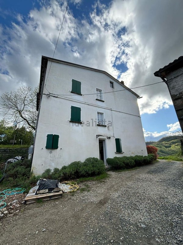 casa indipendente in vendita a Varano de' Melegari in zona Serravalle Ceno