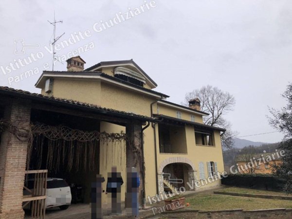 casa indipendente in vendita a Varano de' Melegari