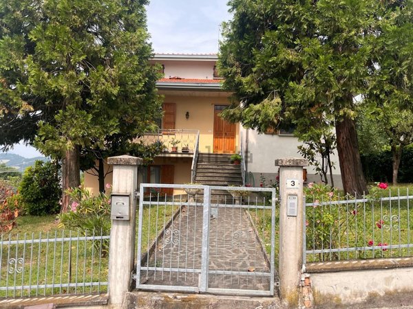 casa indipendente in vendita a Varano de' Melegari