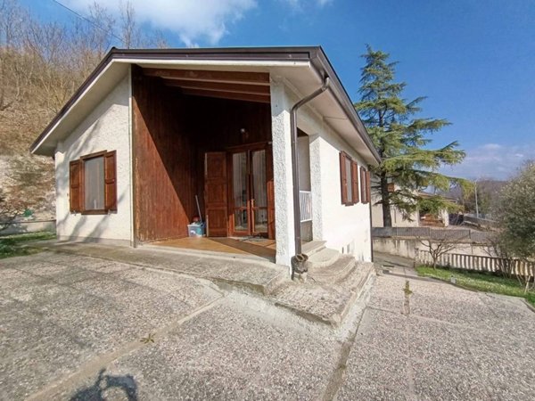 casa indipendente in vendita a Varano de' Melegari in zona Vianino