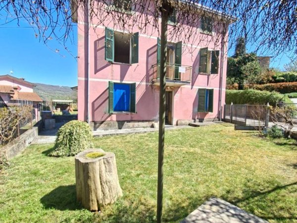 casa indipendente in vendita a Varano de' Melegari