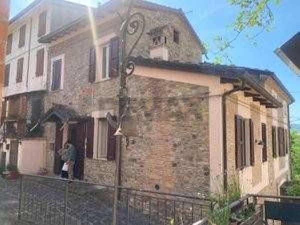 casa indipendente in vendita a Varano de' Melegari in zona Pecorini
