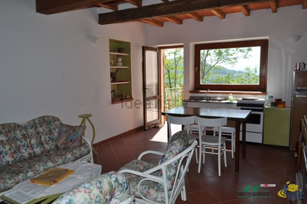 casa indipendente in vendita a Varano de' Melegari