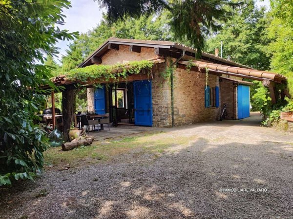 casa indipendente in vendita a Varano de' Melegari in zona Serravalle Ceno