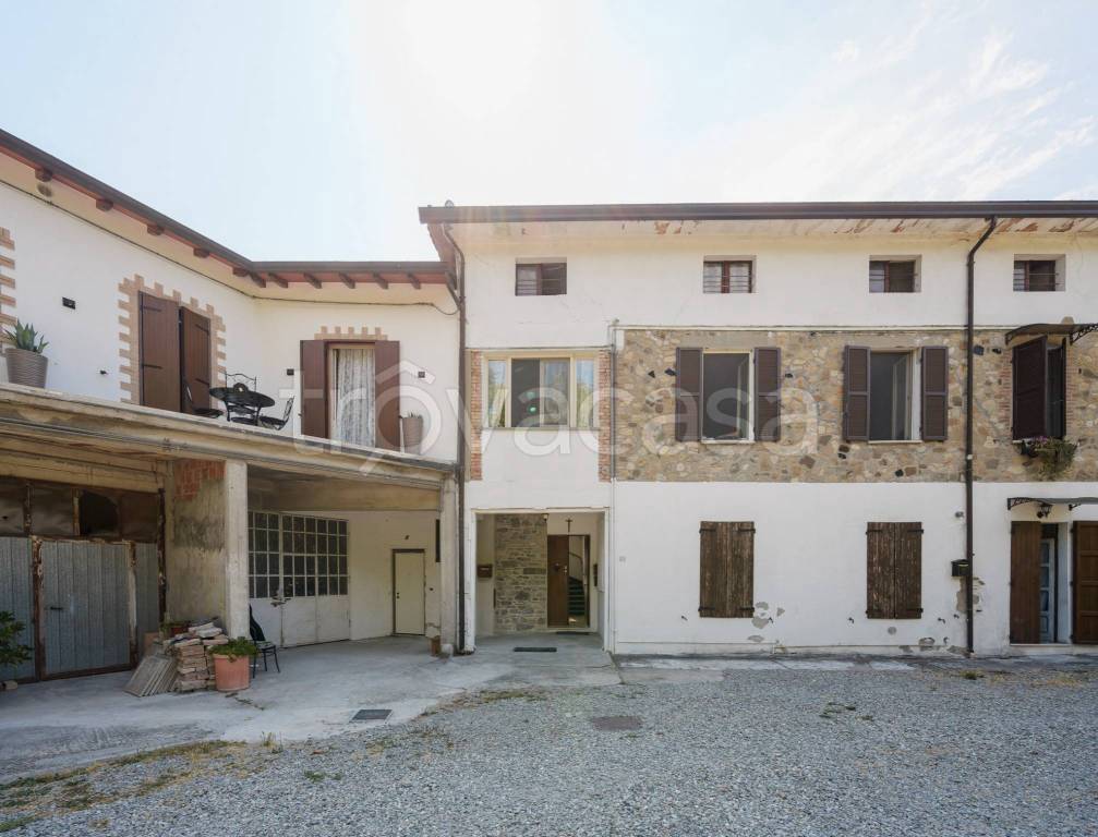 appartamento in vendita a Varano de' Melegari in zona Le Aie