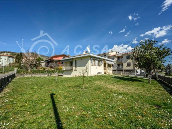casa indipendente in vendita a Varano de' Melegari in zona Serravalle Ceno
