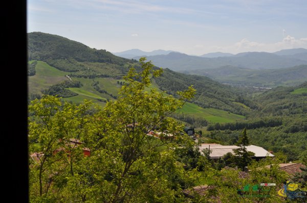 casa semindipendente in vendita a Varano de' Melegari in zona Scarampi