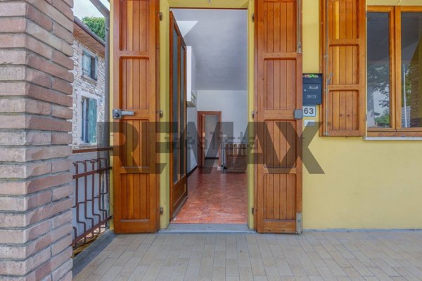 casa indipendente in vendita a Varano de' Melegari in zona Vianino