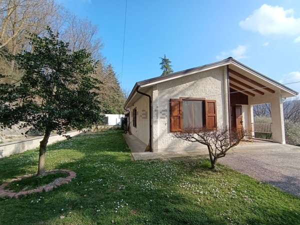 casa indipendente in vendita a Varano de' Melegari in zona Vianino
