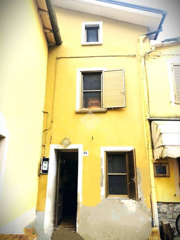 casa indipendente in vendita a Varano de' Melegari in zona Serravalle Ceno