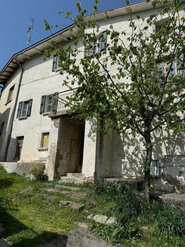 casa indipendente in vendita a Varano de' Melegari in zona Il Monte