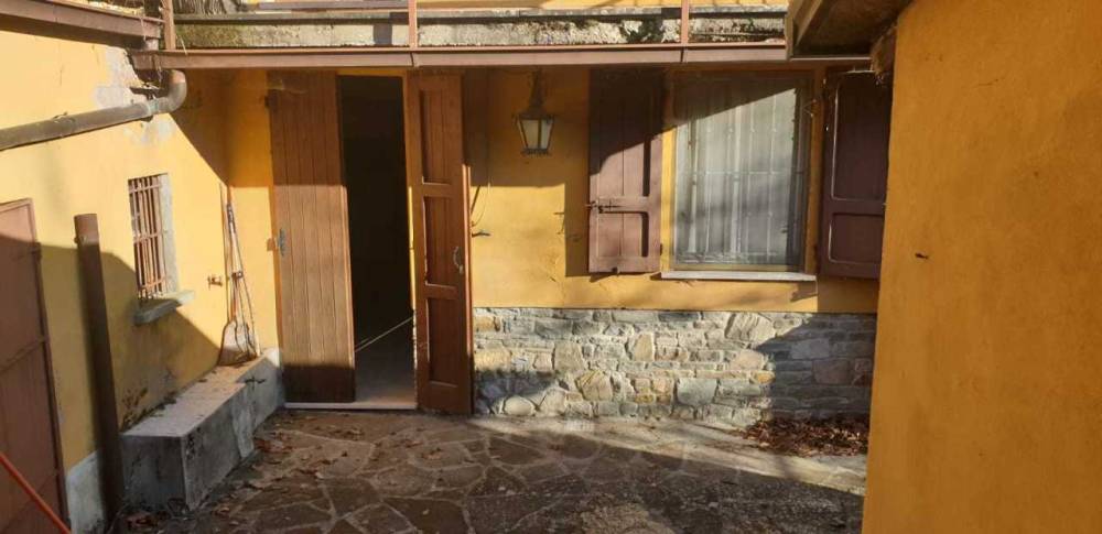 casa indipendente in vendita a Varsi in zona Perotti
