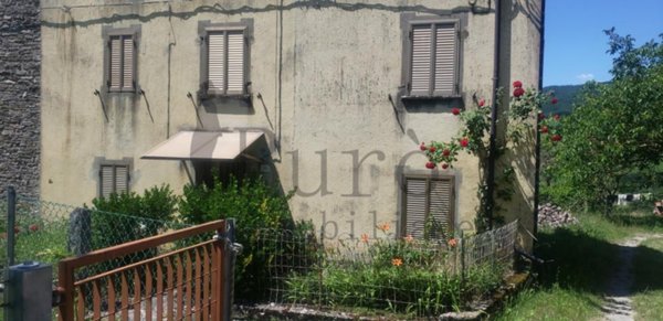 casa indipendente in vendita a Varsi