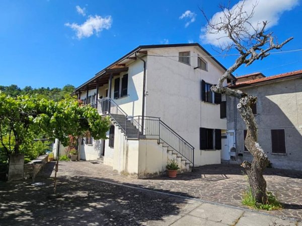 casa indipendente in vendita a Varsi