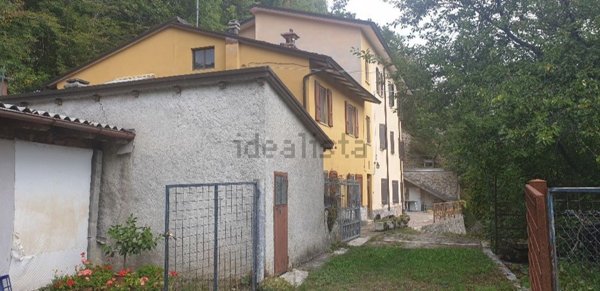 casa semindipendente in vendita a Varsi in zona Contile