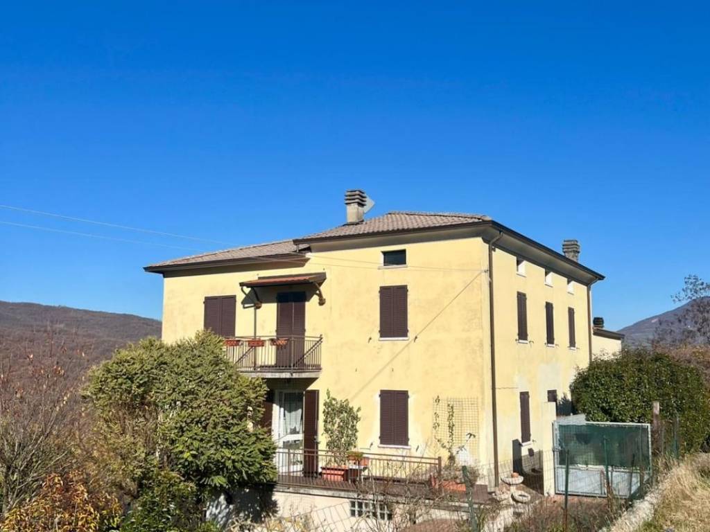 casa indipendente in vendita a Varsi