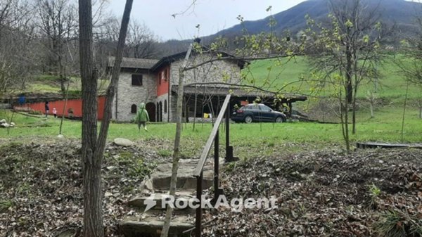 casa indipendente in vendita a Varsi