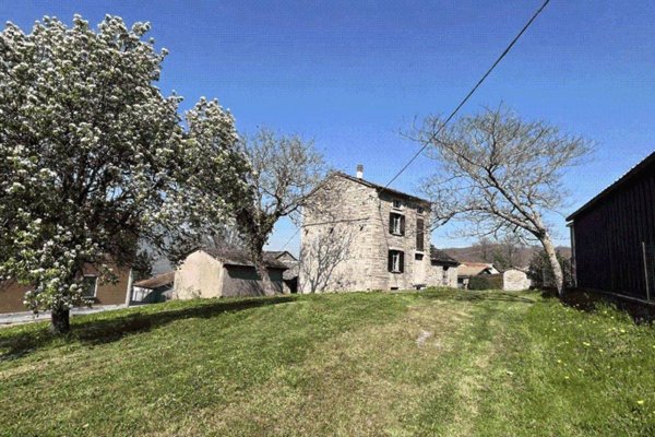 casa indipendente in vendita a Varsi in zona Pietracavata