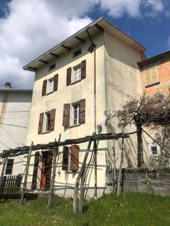 casa indipendente in vendita a Varsi in zona Sgui